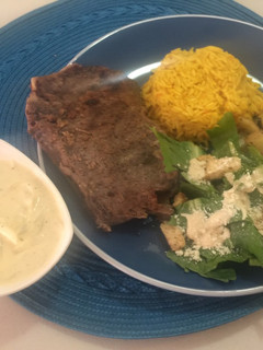 Una foto de New York steak c/ salsa jalapeño, cesar salad y papas salteadas