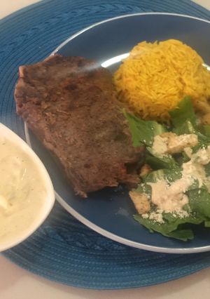 Una foto de New York steak c/ salsa jalapeño, cesar salad y papas salteadas