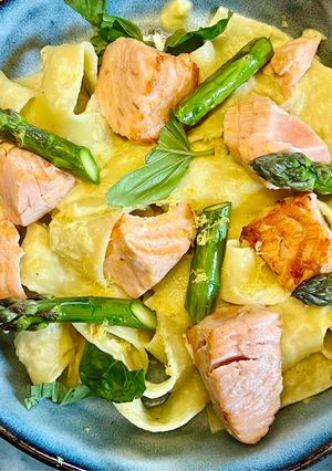 Une photo de Papardelle au saumon et crème d’asperges