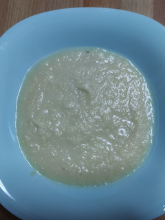 Una foto de Crema de puerro y manzana