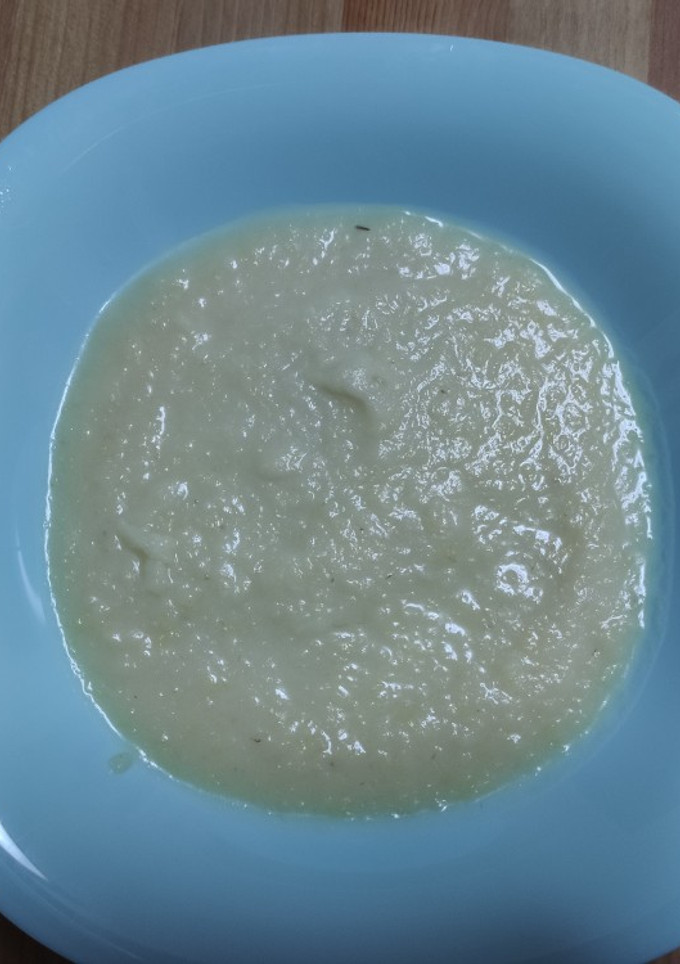 Una foto de Crema de puerro y manzana