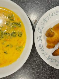 ब्रोकोली चेडार सूप विथ डिनर रोल(Broccoli cheddar soup with dinner roll recipe in Hindi) रेसिपी मुख्य फोटो