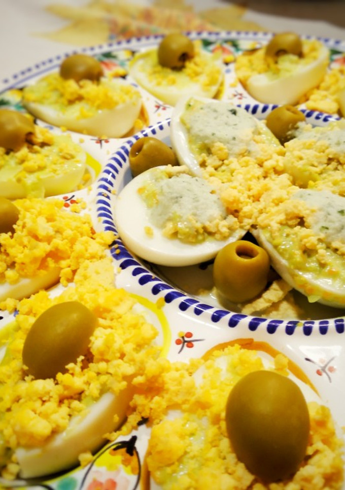 Una foto de Huevos rellenos de verduras