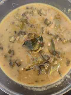 வெண்டைக்காய் வறுகடலை புளிக்குழம்பு (vendaikkaai varukadalai pulikulambbu recipe in tamil) செய்முறை முக்கிய புகைப்படம்