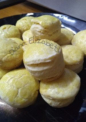 Una foto de Scons con salsa picante y alioli.👩🏼‍🍳🗣️📣