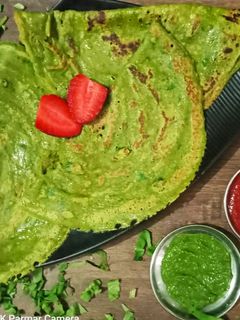 પાલક ચીલા (Palak Chila recipe in Gujarati) રેસીપી મુખ્ય ફોટો