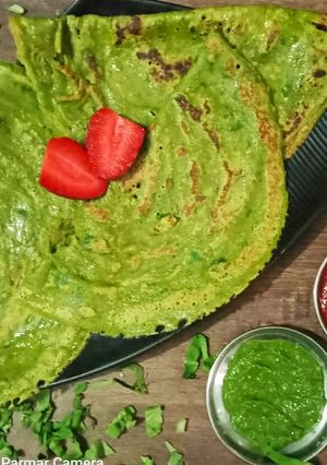 પાલક ચીલા (Palak Chila recipe in Gujarati) રેસીપી મુખ્ય ફોટો