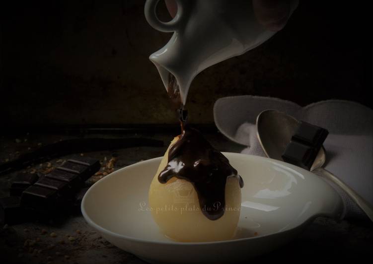 Recette: Poire pochée nappée de chocolat chaud