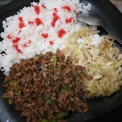 A picture of Steamed rice served with minced meat and steamed cabbage.