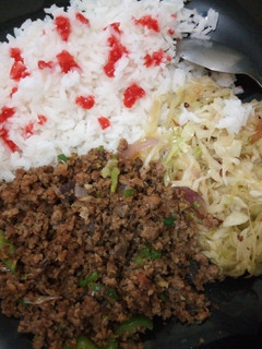 A picture of Steamed rice served with minced meat and steamed cabbage.
