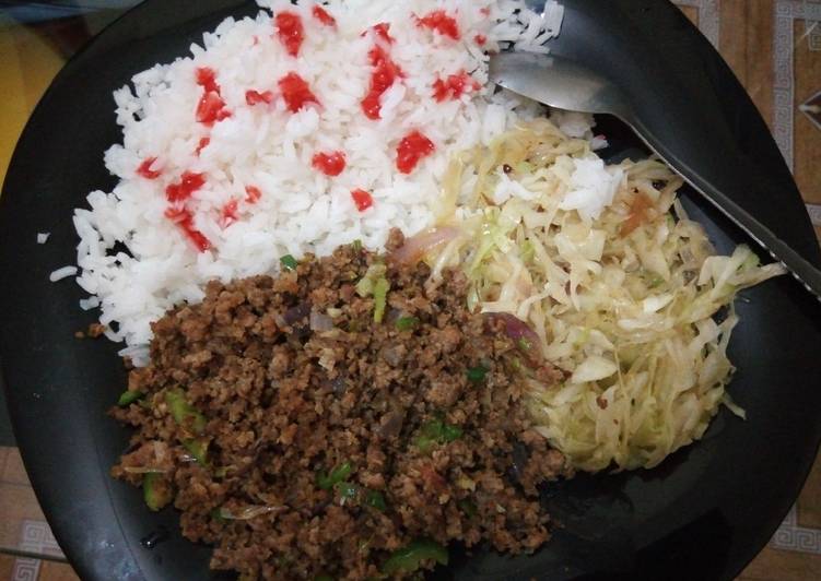 Recipe of Perfect Steamed rice served with minced meat and steamed cabbage