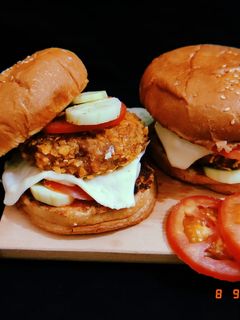 क्रिस्पी आलू पैटी बर्गर(crispy aloo Patty burger recipe in Hindi) रेसिपी मुख्य फोटो
