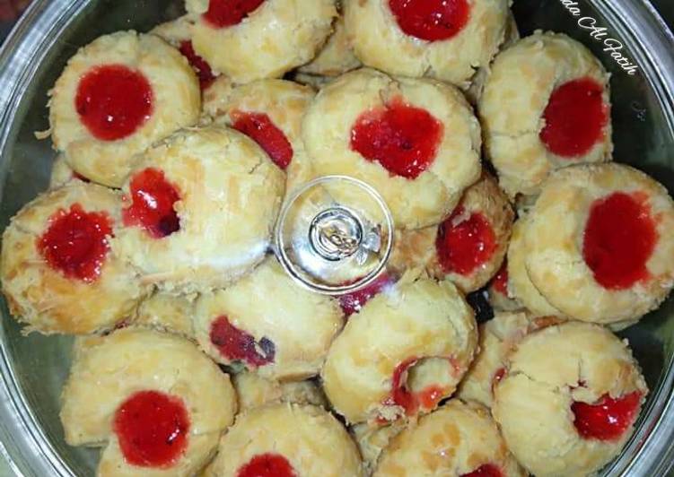 Langkah Mudah untuk Membuat Strawberry thumbprint cookies yang Sempurna