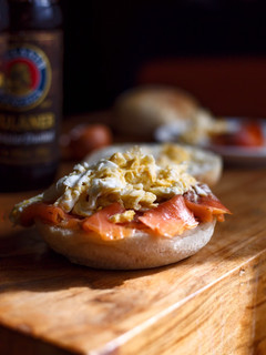 Foto principal de Montado de salmón y queso con huevo revuelto