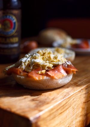 Una foto de Montado de salmón y queso con huevo revuelto
