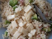 Une photo de salade d'orzo