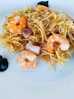 Una foto de Fideuà de calamares con alioli de ajo negro