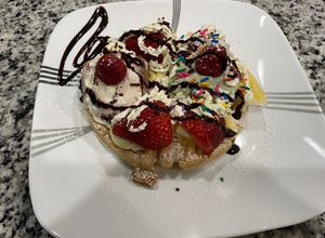 Una foto de Waffles de frutas y helados