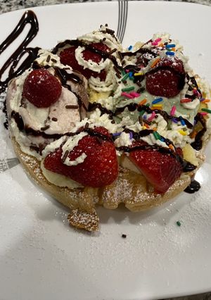 Una foto de Waffles de frutas y helados