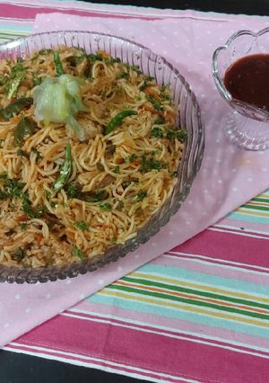 A picture of Singapore chicken noodles rice.