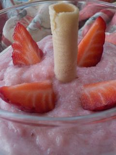 Una foto de Mousse de fresas y yogur