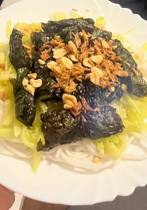 Hình của món Bún chả lá lốt nckd cùng su su xào.