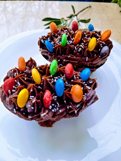 Una foto de Huevos de Pascua relleno con crema de dulce de leche y chocolate