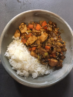 Una foto de Pechuga de pavo con curry japonés