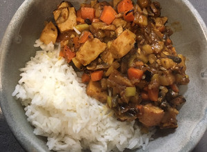 Una foto de Pechuga de pavo con curry japonés