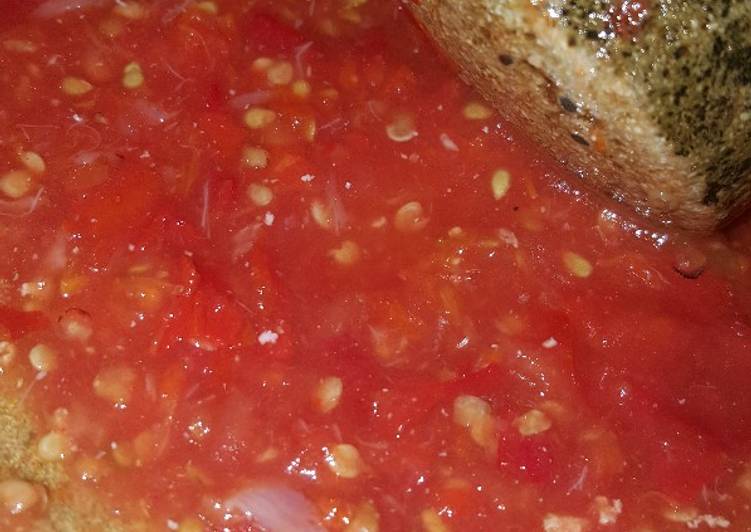 Langkah Mudah untuk Menyiapkan Sambel tomat buat cocolan ikan goreng, Bisa Manjain Lidah