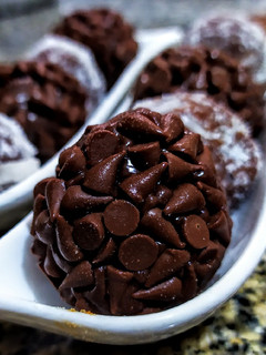 Una foto de BRIGADEIROS,🍫Dulce Típico de Brasíl...!🥥😋