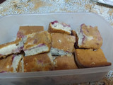 Cuadraditos de bizcochuelo con frutillas