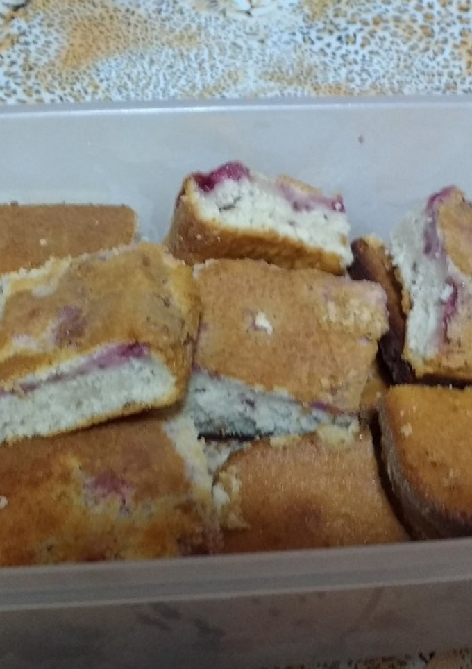 Una foto de Cuadraditos de bizcochuelo con frutillas