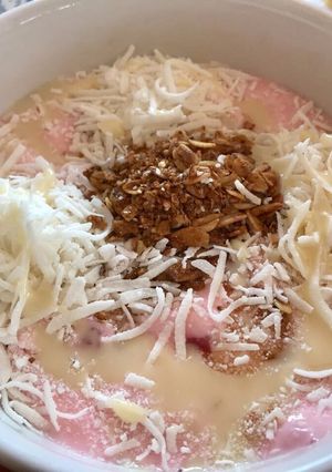 Una foto de Merienda súper! yogurt, coco rallado, granola y leche condensada