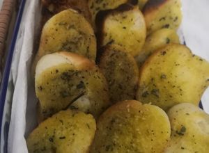صورة لوصفة Garlic bread خبز مثوم