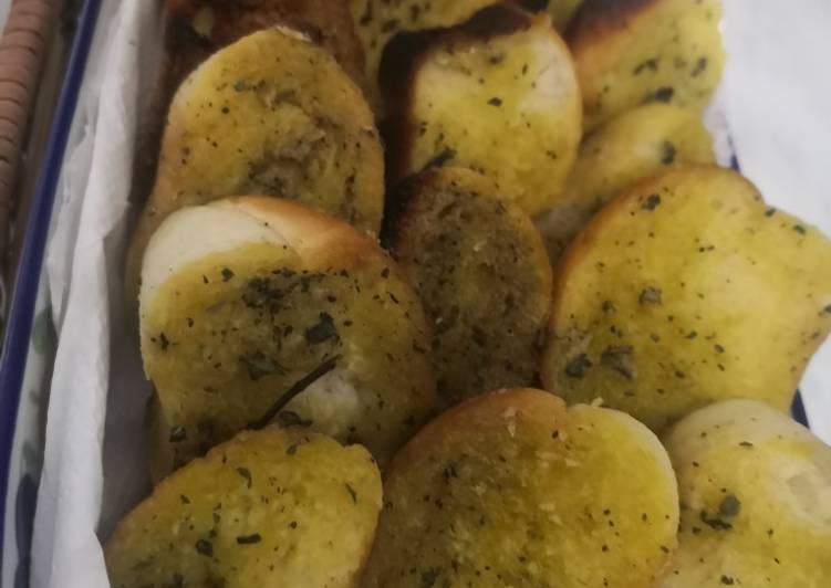 لذيذجدًا: Garlic bread خبز مثوم