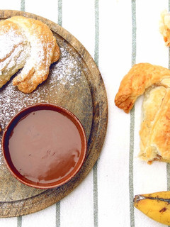 Una foto de Croissant de plátano y chocolate