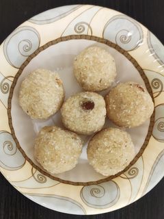 ரவா லட்டு (Rava laddu) செய்முறை முக்கிய புகைப்படம்