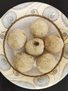 ரவா லட்டு (Rava laddu) செய்முறை முக்கிய புகைப்படம்