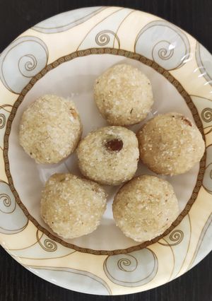 ரவா லட்டு (Rava laddu) செய்முறை முக்கிய புகைப்படம்