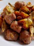 Fritada de butifarra y alcachofas con picatostes al ajillo y pimentón