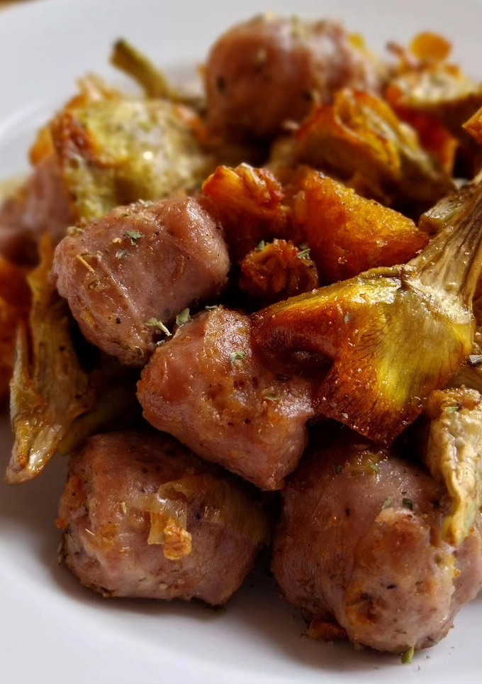 Una foto de Fritada de butifarra y alcachofas con picatostes al ajillo y pimentón