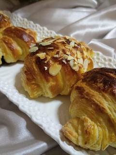 صورة لوصفة كرواسون مورق وبقرمشة ومذاق لا يقاوم 🥐