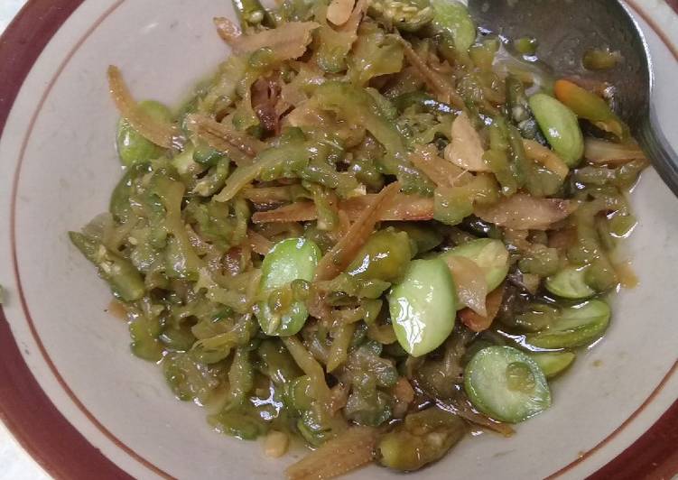 Bagaimana Membuat Tumis pare pete ikan asin yang Enak