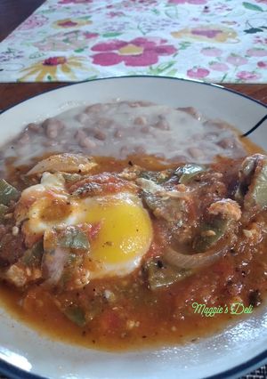 Una foto de Huevos en salsa con nopales