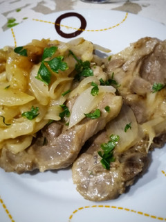 Foto principal de Cabeza de lomo acompañada de cebolla al vino blanco