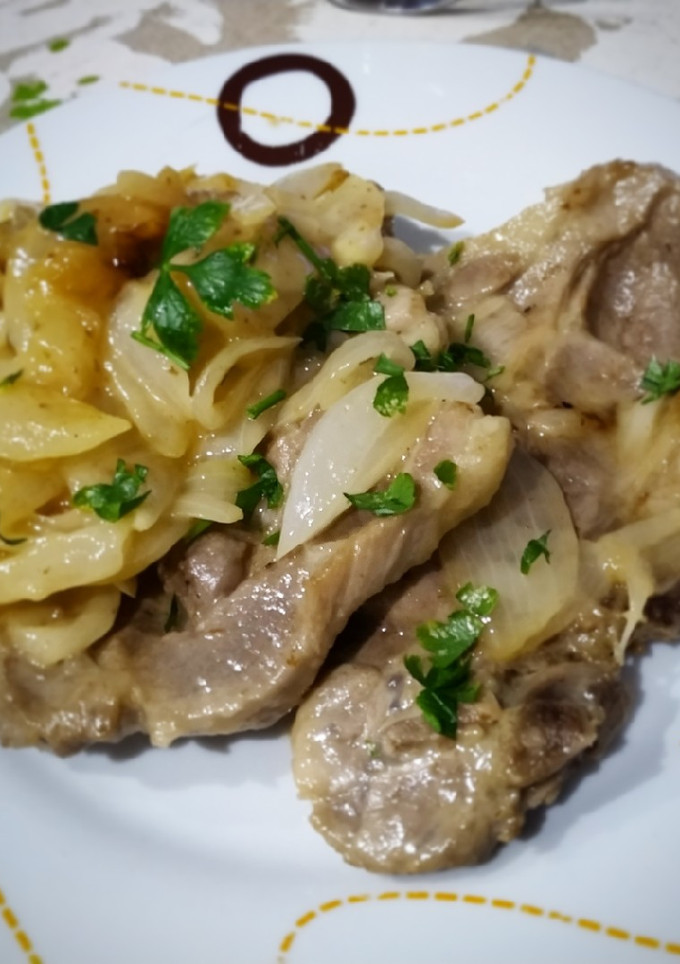 Una foto de Cabeza de lomo acompañada de cebolla al vino blanco