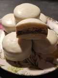 Alfajores de chocolate blanco rellenos de dulce de leche
