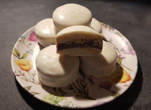 Una foto de Alfajores de chocolate blanco rellenos de dulce de leche