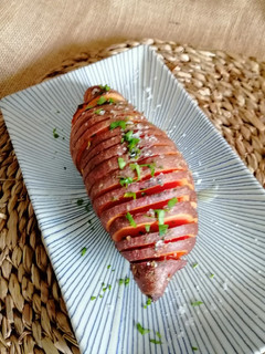 Una foto de Boniato Hasselback al ajo y perejil